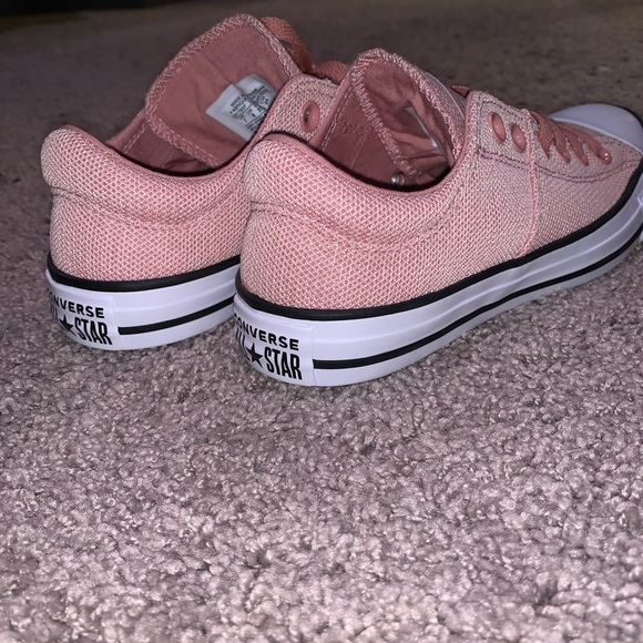 BRAND. NEW PINK CONVERSE SIZE 7 - Picture 2 of 2